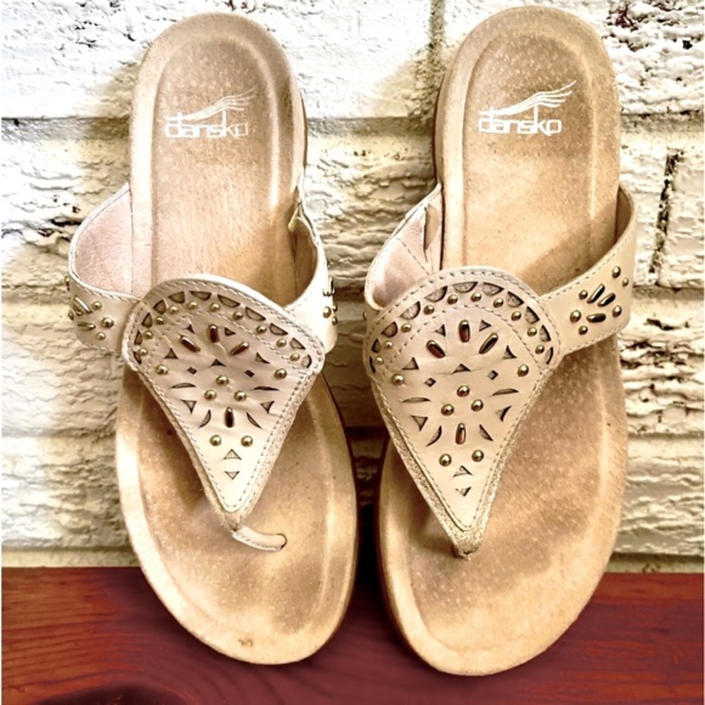 Dansko Leather Women’s Benita Flip Flop Sandals Ivory Full Grain Suede - Picture 6 of 7